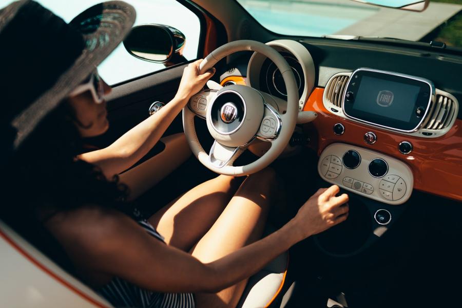 Интерьер Fiat 500C Anniversario (312) 2017 года  (фото 24 из 31)